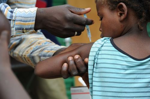 Photo: Child receives MenAfriVac™ shot in Burkina Faso