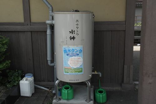 Photo : Rainwater tank at Omuronin-naji station.