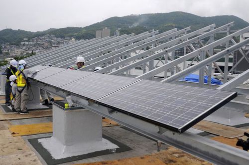写真：Install solar panels on the Public Works building roof