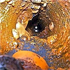 写真：古い水道管